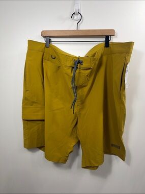 Duluth Trading Co Men’s Duluthflex Bull Moose 9” board short size 46. NWT.